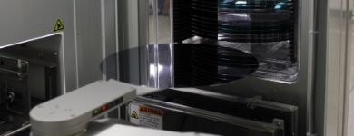 automated wafer handling robot moving 300mm wafer from foup